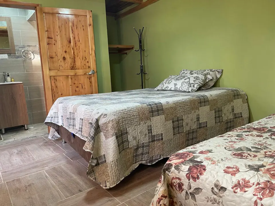 Una vista del interior de una habitación y sus acabados de madera.