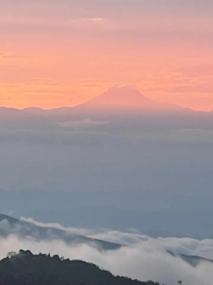 Nevado en el horizonte bajo un cielo rosado