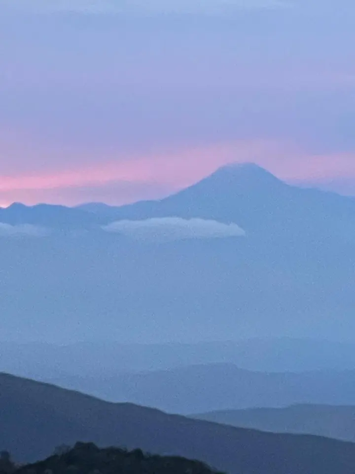 Azules y violetas acompañan la vista del nevado a lo lejos.
