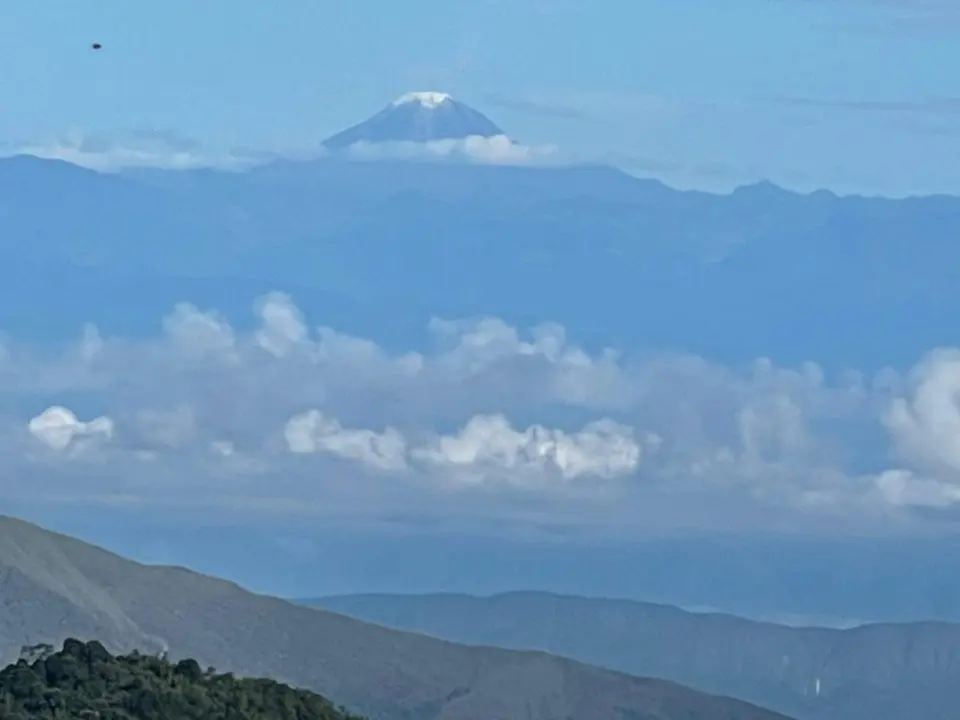 La cumbre nevada se asoma por encima de las nubes.