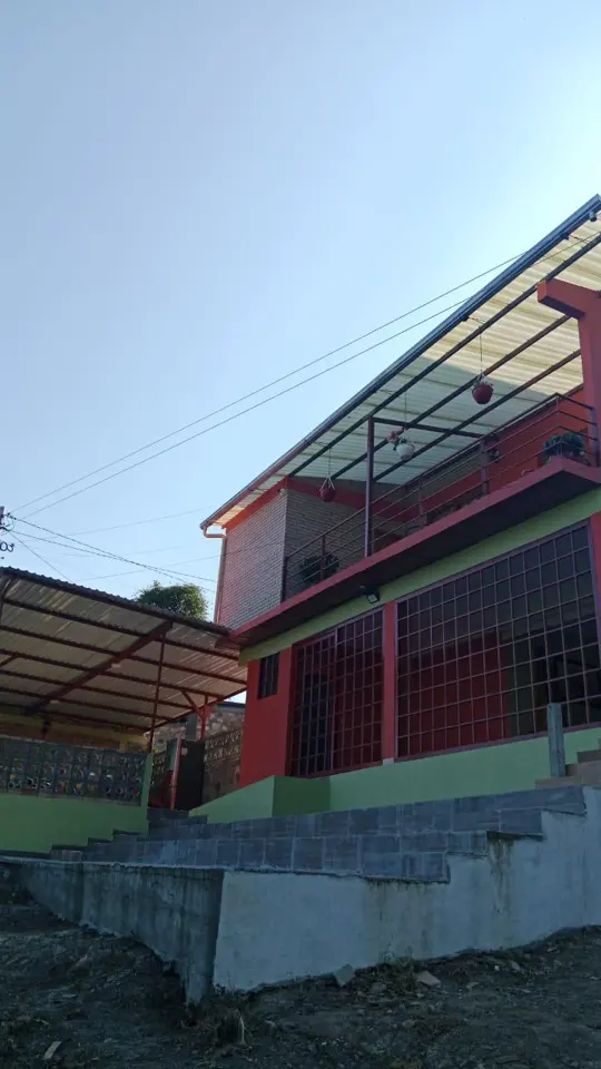 Una vista exterior de la casa y sus espacios cubiertos.