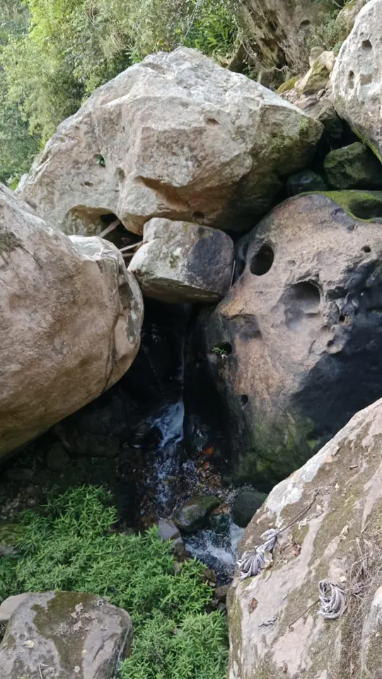 Un pequeño salto de agua encuentra su camino entre grandes rocas.
