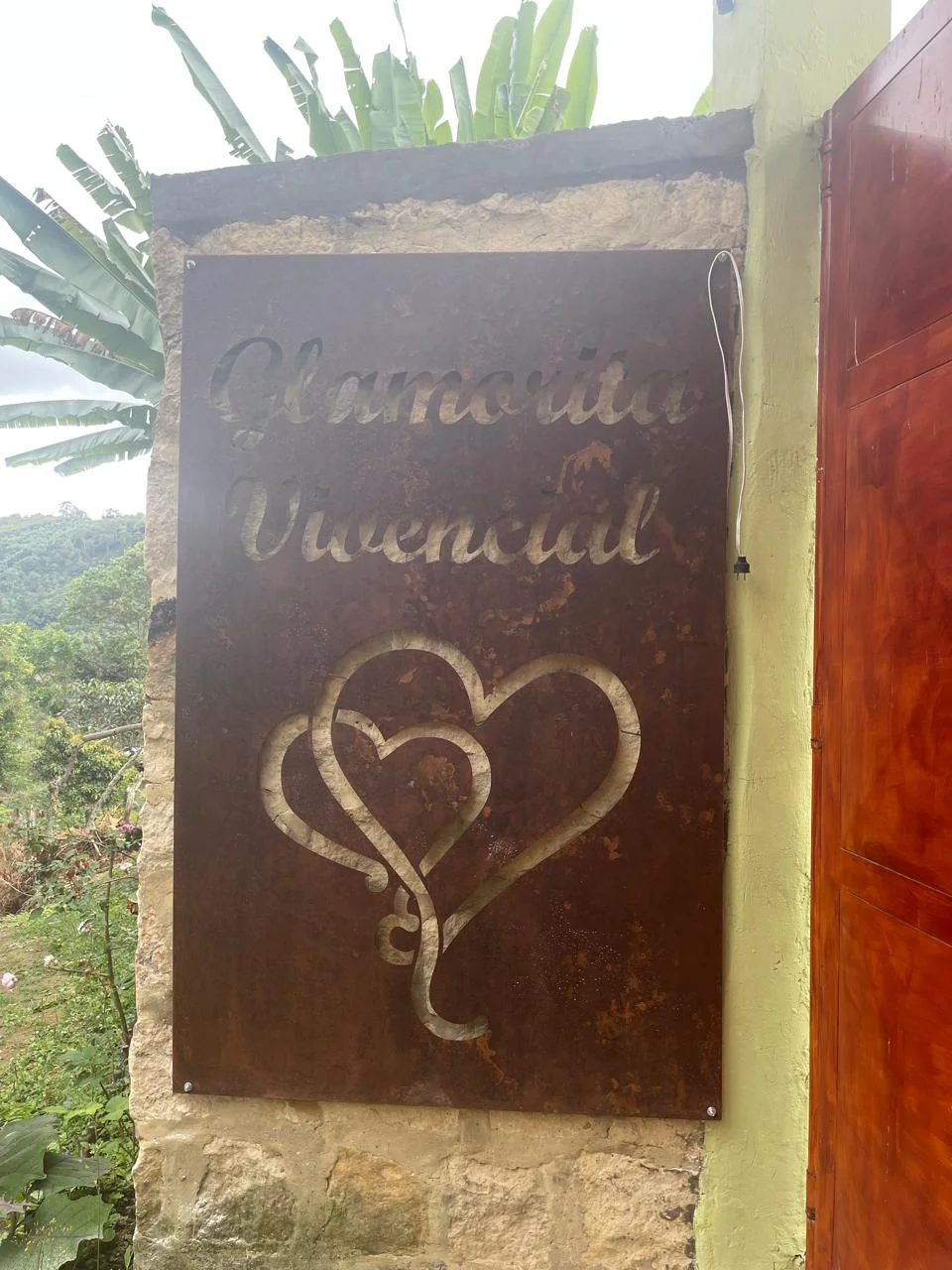 Letrero de Glamorita Vivencial con dos corazones entrelazados
