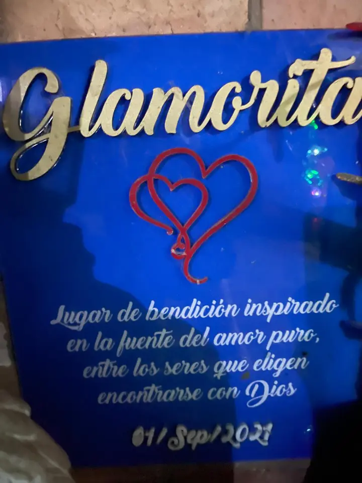 El letrero de Glamorita y sus dos corazones entrelazados.