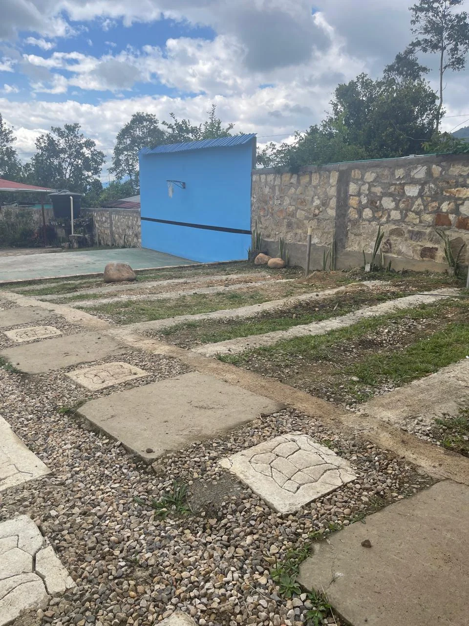 La zona abierta junto al muro para practicar tenis.