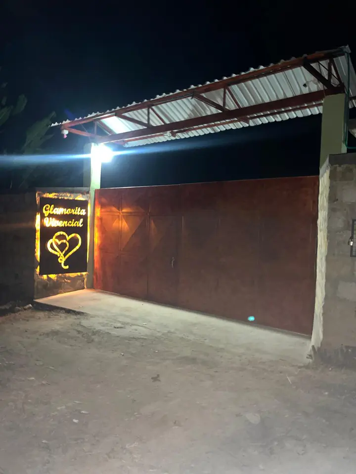 El nombre de Glamorita ilumina la entrada de la finca.