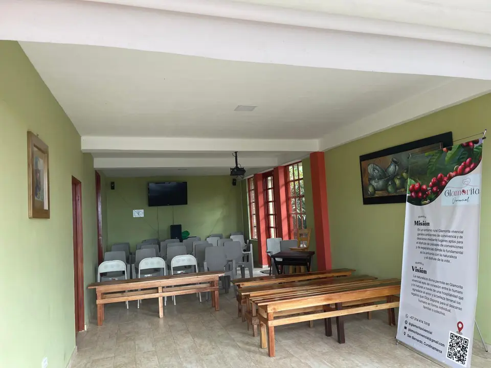 Sillas y mesas dispuestas en el salón de la finca.