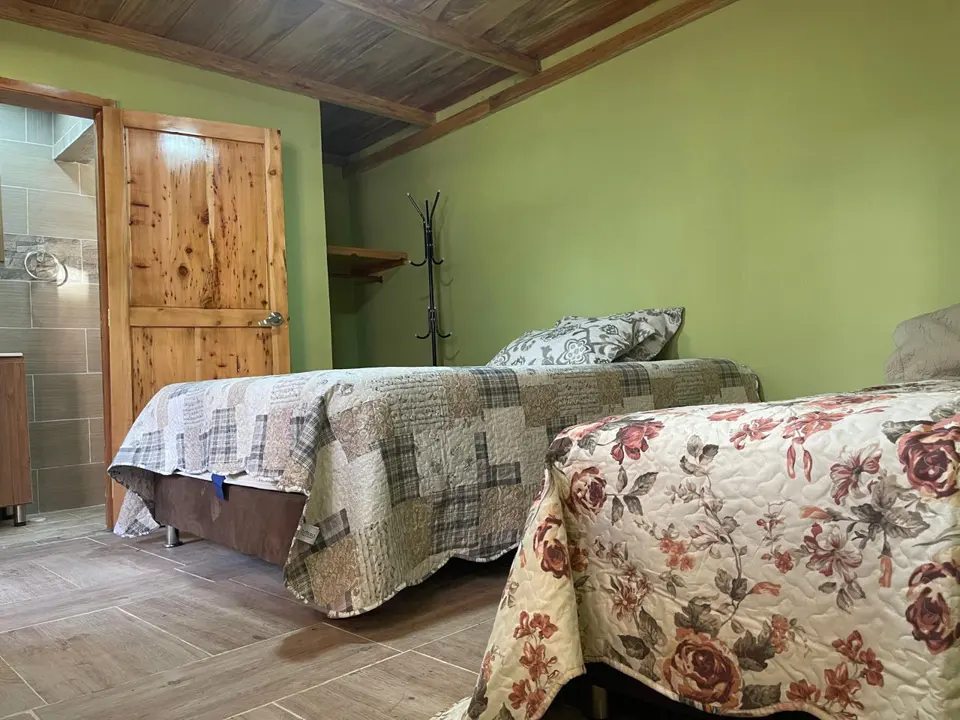Otra mirada a las camas y al espacio de la habitación.