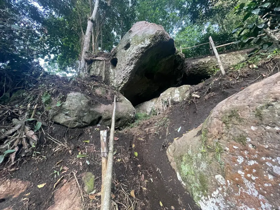 Un tramo del recorrido entre vegetación y grandes piedras.