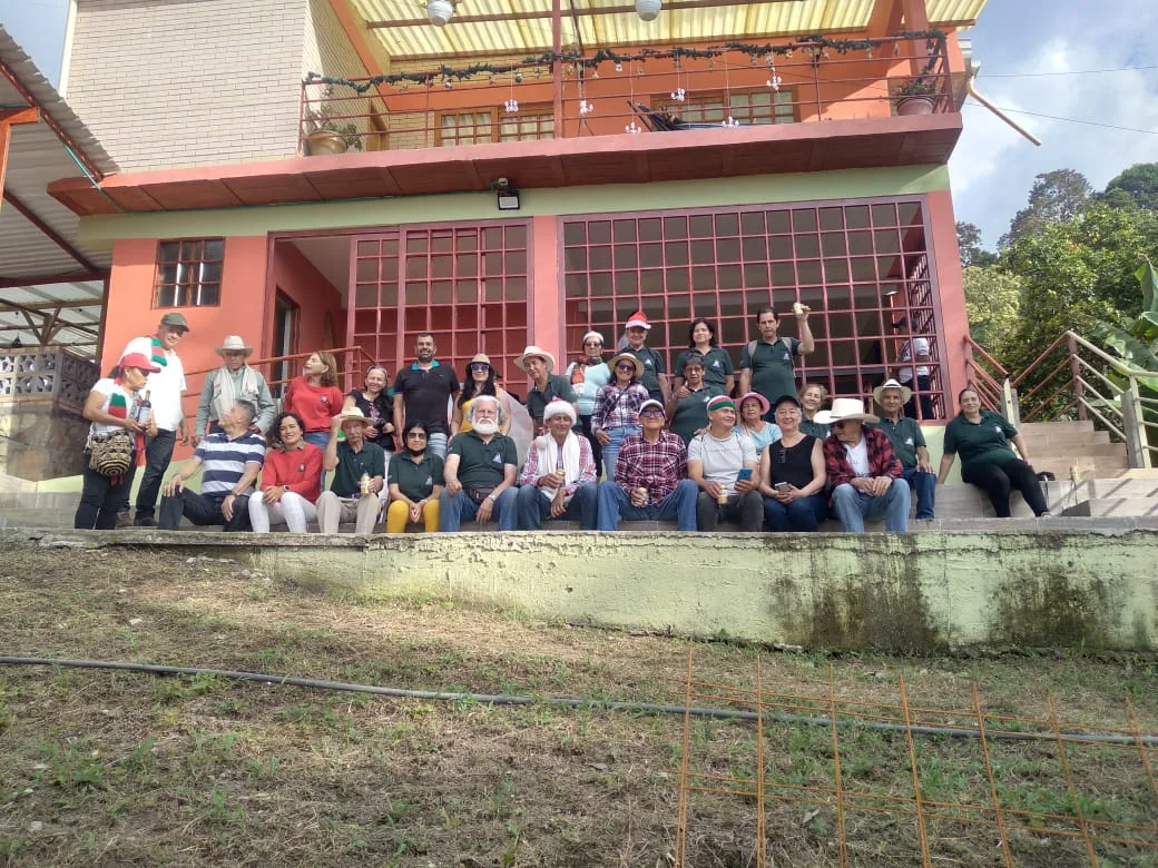 Un grupo de visitantes frente a la casa de Glamorita