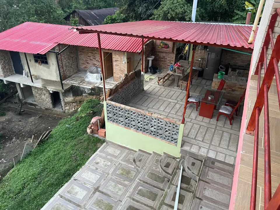 Patios, corredores y zonas cubiertas alrededor de la casa.