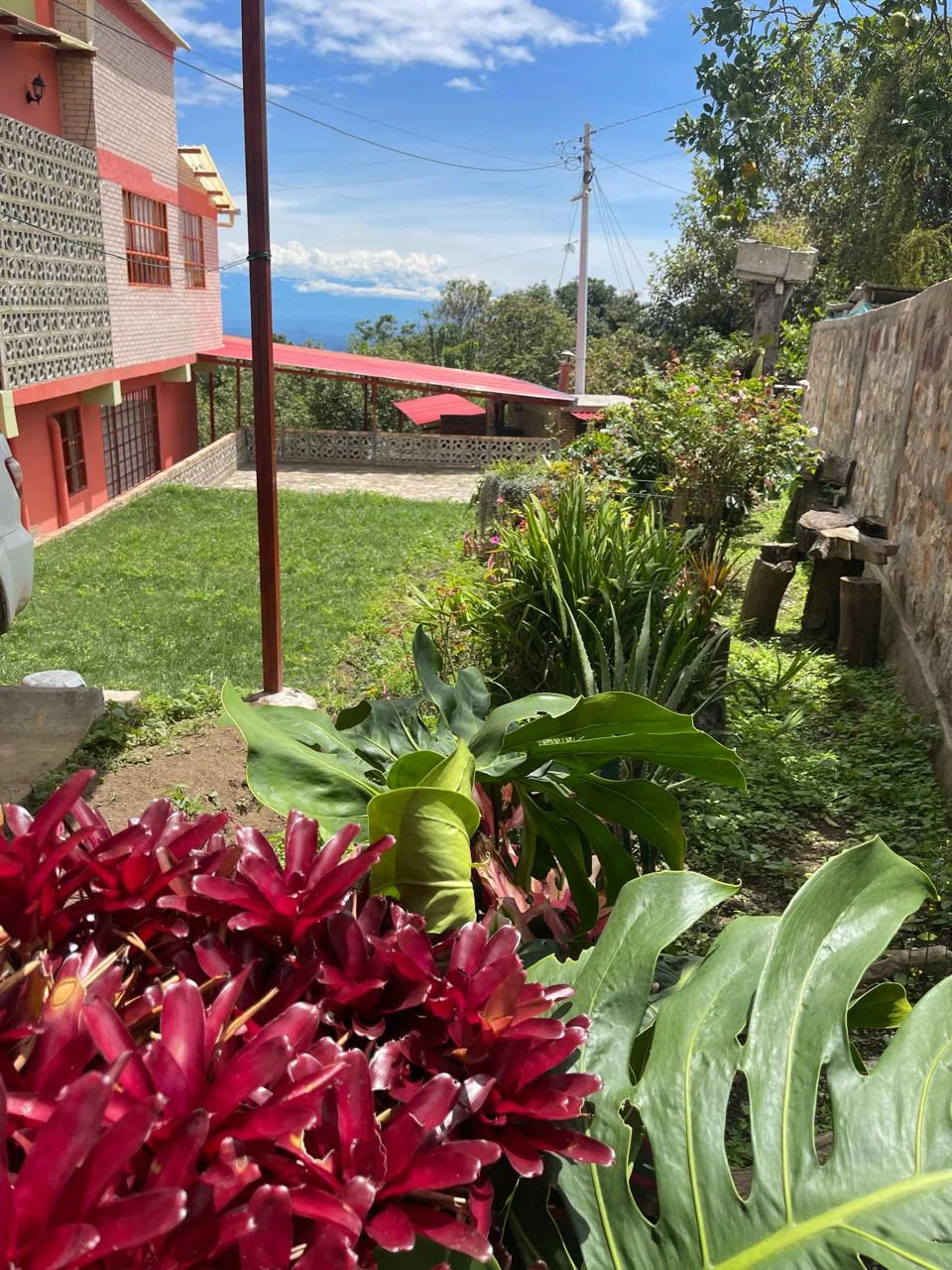 Jardines y vista a la montaña desde la casa de Glamorita