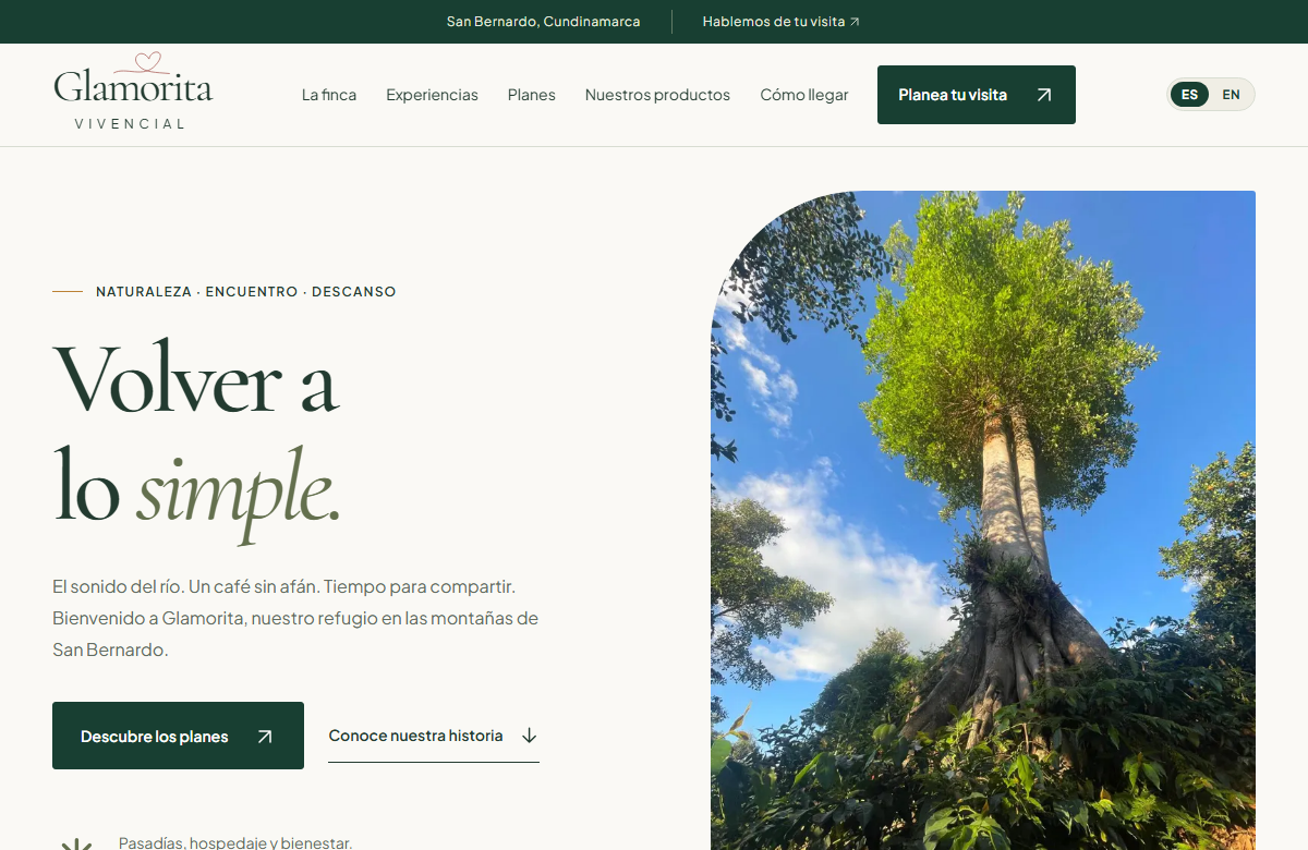 Vista de la propuesta 1: tonos verdes, fondo claro y fotografía de la finca