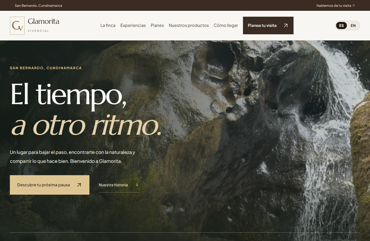 Vista de la propuesta 3: fotografía amplia del río, tonos cacao y títulos elegantes